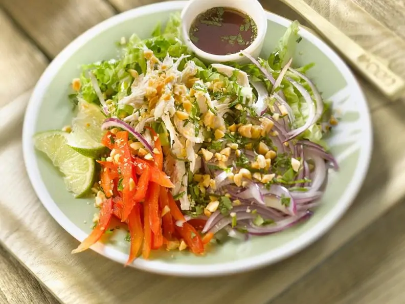Thai-Salat mit Blattsalat, Paprika, Hähnchen, Minze, Erdnüssen und Nuoc-Mam-Fischsauce