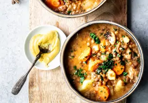 Linsensuppe mit Kartoffeln und Möhren