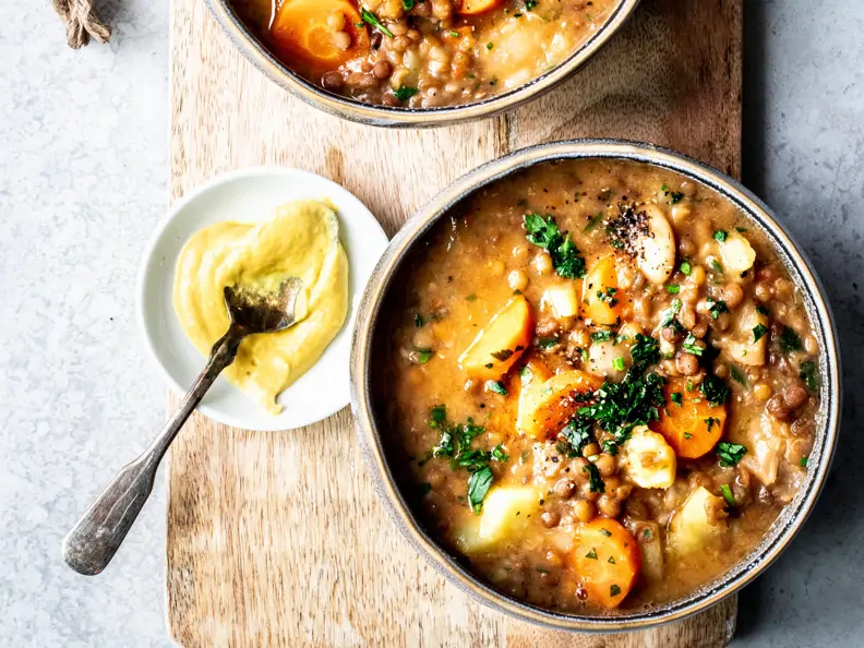 Linsensuppe mit Kartoffeln und Möhren