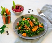 Quinoasalat mit Veggie-Sticks und Rote-Bete-Hummus