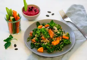 Quinoa Salat mit Veggie Sticks und Rote Bete Hummus; Rezeptidee von Nathalie Gleitmann