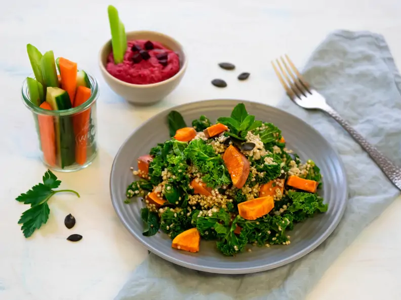 Quinoa Salat mit Veggie Sticks und Rote Bete Hummus; Rezeptidee von Nathalie Gleitmann