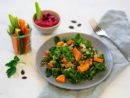 Quinoa Salat mit Veggie Sticks und Rote Bete Hummus; Rezeptidee von Nathalie Gleitmann