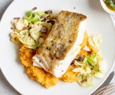 Skrei mit Rübenstampf und Meerrettich-Salsa