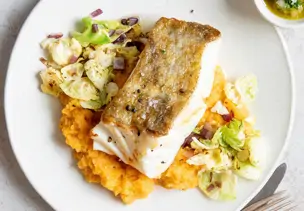 Skrei mit Rübenstampf und Meerrettich-Salsa