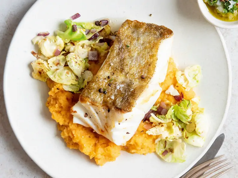 Skrei mit Rübenstampf und Meerrettich-Salsa