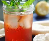 Erfrischender Eistee mit Granatapfel