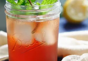 Erfrischender Eistee mit Granatapfel