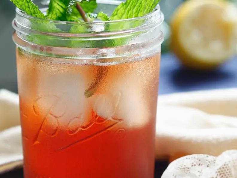 Erfrischender Eistee mit Granatapfel