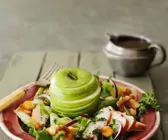 Gemischter Salat mit Hähnchenkassler und Apfel