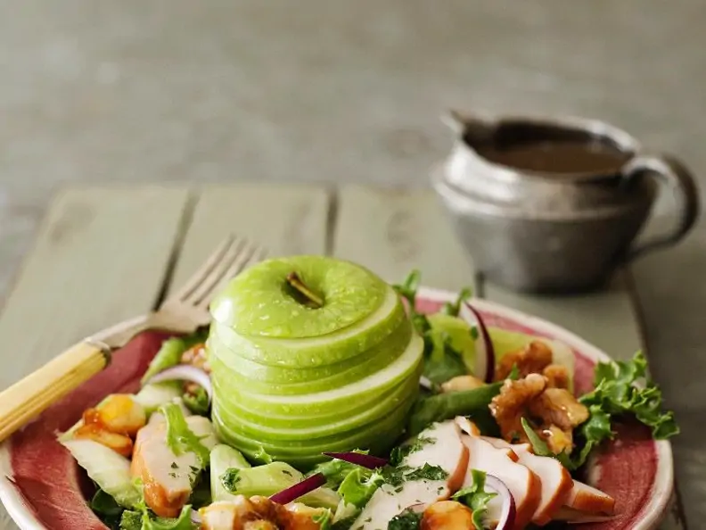 Gemischter Salat mit Hähnchenkassler und Apfel