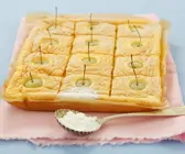 Biskuit-Apfelkuchen mit Puderzucker