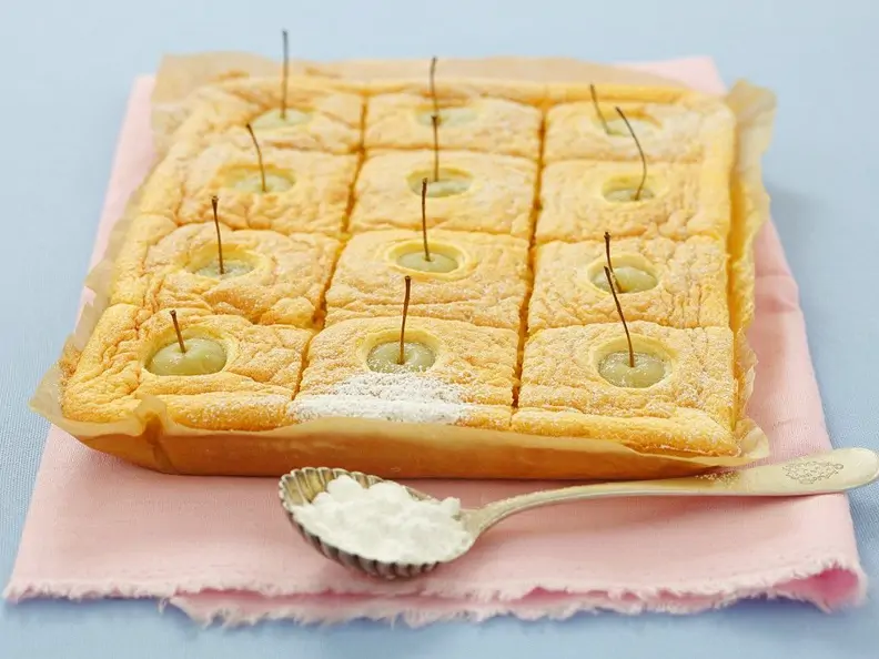 Biskuit-Apfelkuchen mit Puderzucker