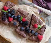 Tarte au Chocolat mit Beeren