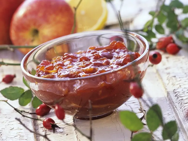 Hagebuttenkonfitüre mit Apfel