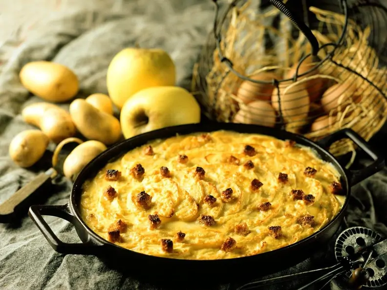 Pikanter Apfelauflauf mit Kartoffeln