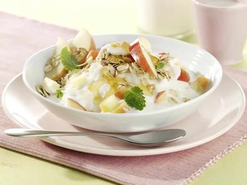 Joghurt mit Honig und Apfel
