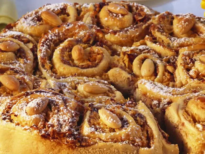 Rosenkuchen mit Apfel-Nuss-Füllung