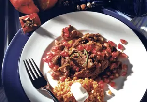 Rindsgeschnetzeltes mit Granatapfel und roten Linsen