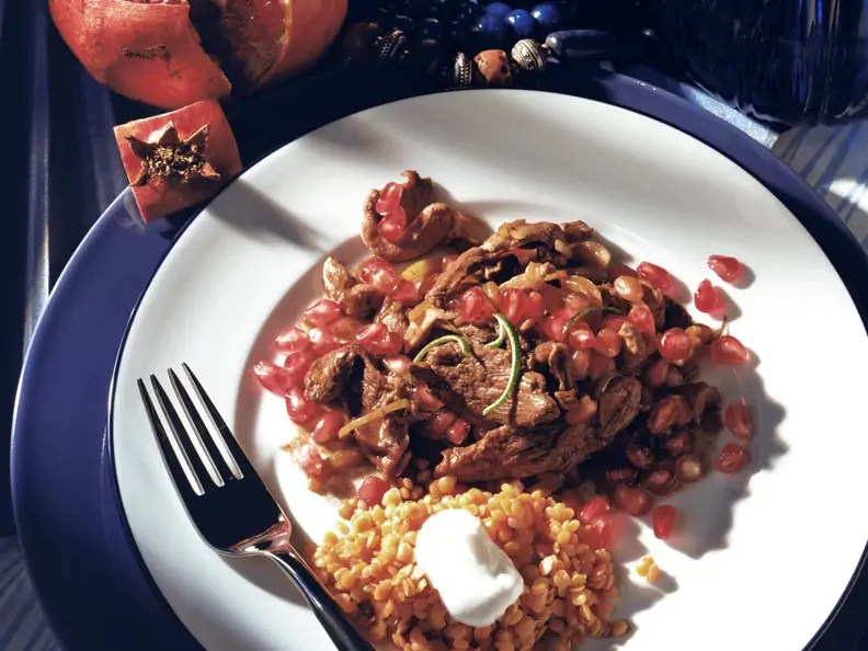 Rindsgeschnetzeltes mit Granatapfel und roten Linsen