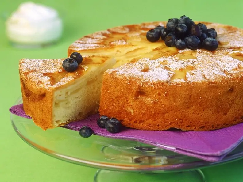 Leichter Apfelkuchen mit Heidelbeeren