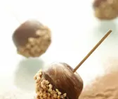Apfel mit Schokoglasur und Haselnüssen