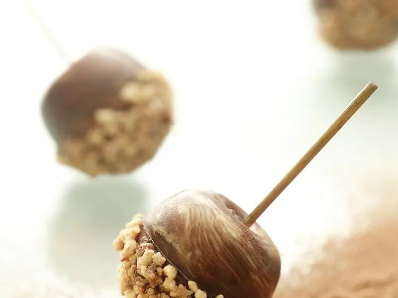 Apfel mit Schokoglasur und Haselnüssen