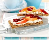 Knäckebrot mit Quark und Apfel
