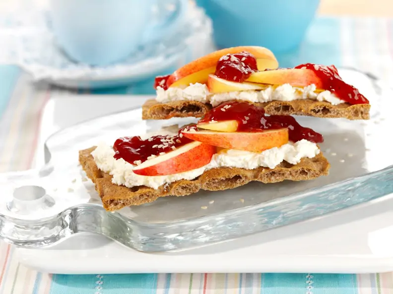 Knäckebrot mit Quark und Apfel