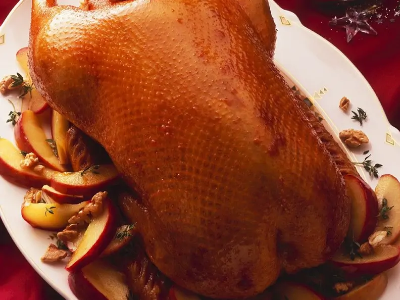 Gans mit Apfelfüllung