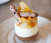 Schokopudding mit Joghurtcreme und Birne