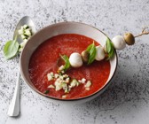 Tomatenkaltschale mit Mozzarella-Oliven-Spießen