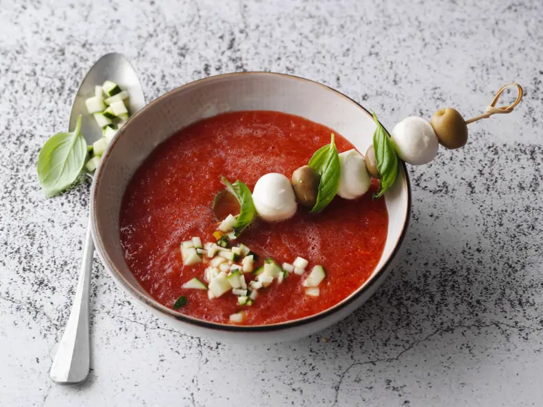 Tomatenkaltschale mit Mozzarella-Oliven-Spießen