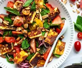 Halloumi-Salat mit Wassermelone und Tomaten