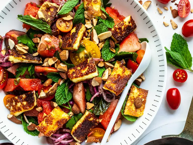 Halloumi-Salat mit Wassermelone und Tomaten