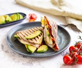 Caprese-Wraps mit Avocado