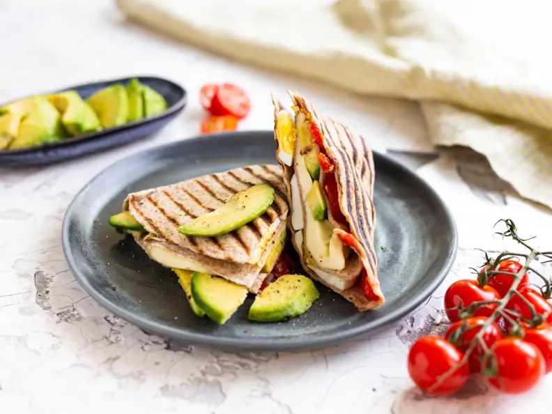 Caprese-Wraps mit Avocado