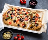 Gemüse-Focaccia mit Kräutern und Brokkoli-Pesto