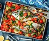 Seebrasse mit mediterranem Gemüse aus dem Ofen