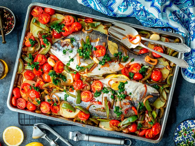 Seebrasse mit mediterranem Gemüse aus dem Ofen