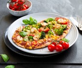 Dinkel-Vollkorn-Pizzafladen mit Brokkoli, Mais, Garnelen und Mozzarella
