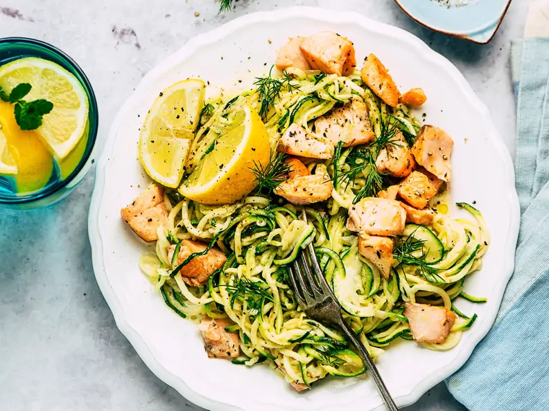 Zucchininudeln mit Lachs