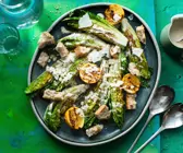 Romanasalat mit Brot und Zitronen