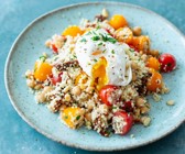 Couscous-Tomaten-Salat mit pochiertem Ei