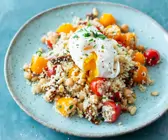 Couscous-Tomaten-Salat mit pochiertem Ei