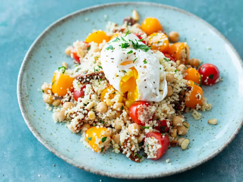 Couscous-Tomaten-Salat mit pochiertem Ei