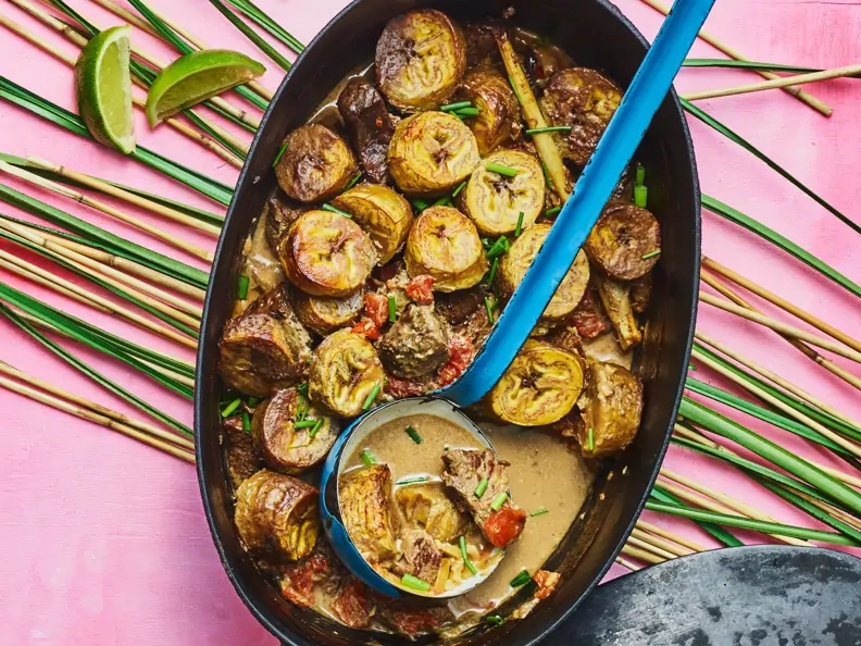 Geschmortes Beef Kovu mit Kochbananen