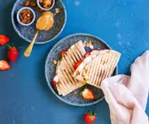 Süße Erdbeer-Bananen-Wraps mit Erdnussmus