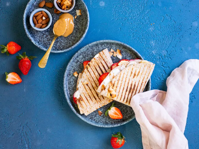 Süße Erdbeer-Bananen-Wraps mit Erdnussmus