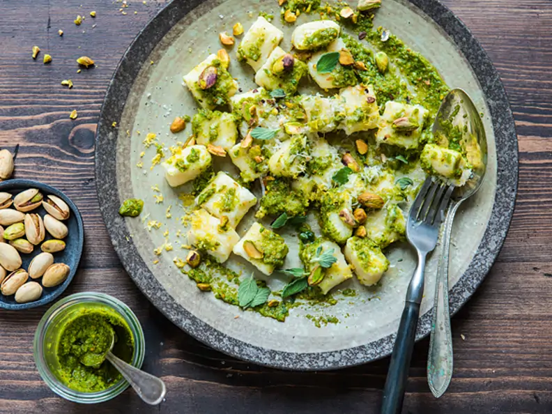 Ricotta-Zitronen-Gnocchi mit Pistazien-Basilikum-Pesto